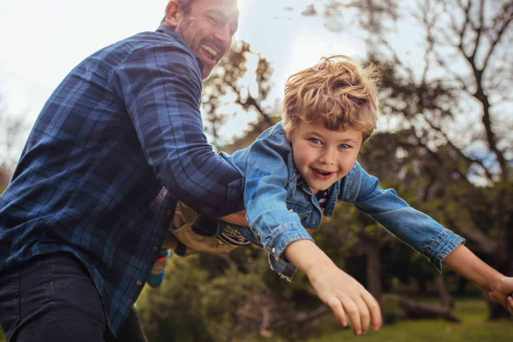 Vater und Kind in einer ruhigen Beratungssituation